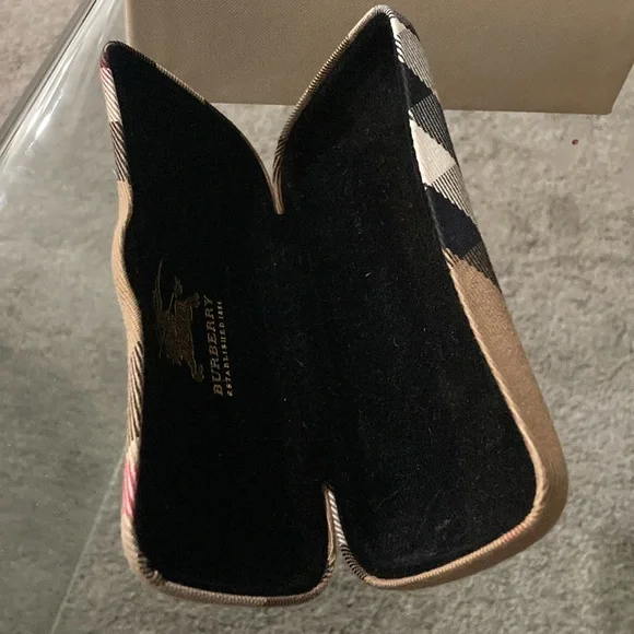- Burberry Clam Glasses Case NEW With Box - Picture 4 of 9